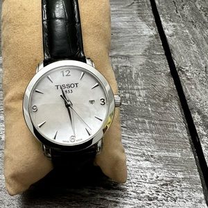 Women Authentic Tissot Carson watch with date adjust !